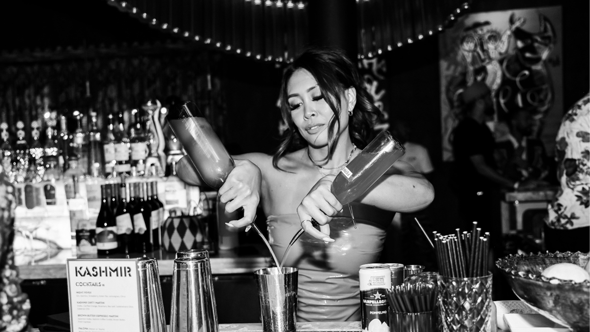 Bartender pouring up the best cocktails in the city of Chicago.